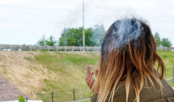 Chica Sostiene Cigarrillo Mano Pelo Revoloteando Viento —  Fotos de Stock