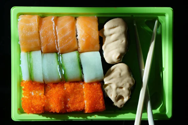 Sushi Rolki Bliska Plastikowej Misce Jedzenie Domu Zamówienie — Zdjęcie stockowe