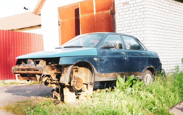 Auto Senza Ruote Mattoni Garage — Foto Stock