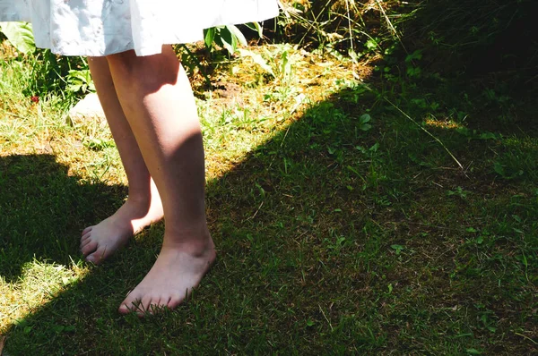 Nackte Füße Eines Mädchens Weißen Kleid Auf Grünem Gras — Stockfoto