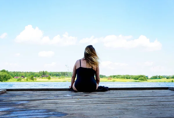 Schöne Mädchen Badeanzug Die Sich Einem Sonnigen Tag Auf Einem — Stockfoto