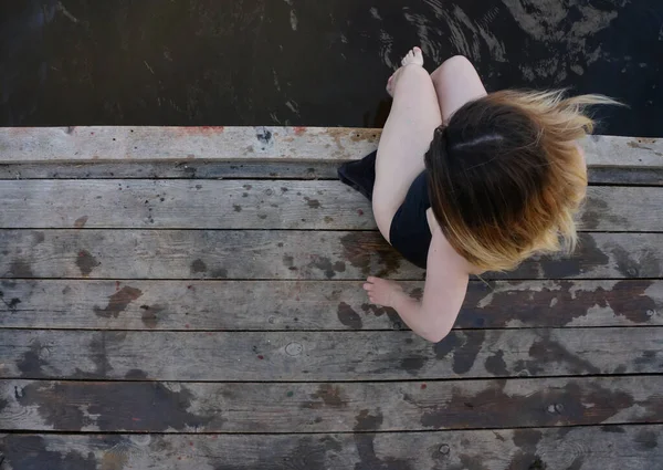 Gordito Chica Traje Baño Sentado Muelle Patadas Pies Agua —  Fotos de Stock