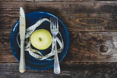 Kilo kaybı ve diyet konsepti, elmalı ve mezuralı.