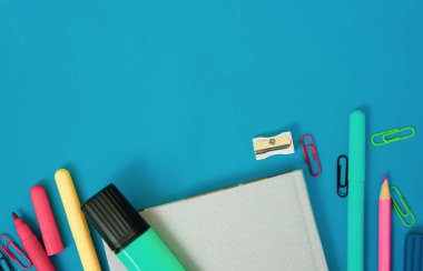 Mavi arkaplanda okul kırtasiyesi, kopyalama alanı