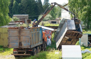 Eski garajların geri dönüşümü, araba garajı arka tarafa yüklüyor.