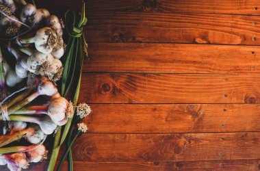 Ahşap arka planda sarımsak. Eski ahşap masa arkasında sarımsak. Tahta arka planda sarımsak kopyalama alanı