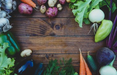 Ahşap masa manzaralı çiftlik sebzeleri, kopyalama alanı