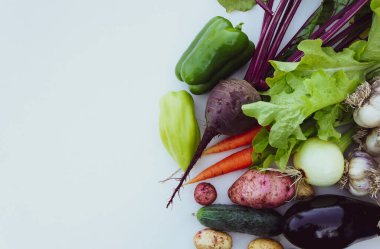 Beyaz arka planda çeşitli organik sebzeler, boşluğu kopyala