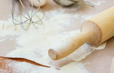 Fırın malzemeleri ve malzemeler - un, merdane, yumurta, parşömen. Yukarıdan bak. Ev yemeği kavramı sade arka plan