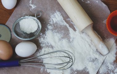 Fırın malzemeleri ve malzemeler - un, merdane, yumurta, parşömen. Yukarıdan bak. Ev yemeği kavramı sade arka plan