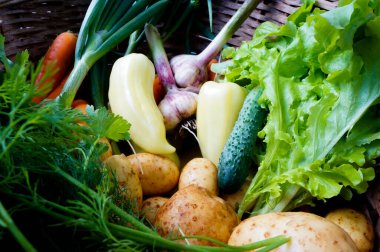 Eski bir sepette taze çiftlik sebzeleri.