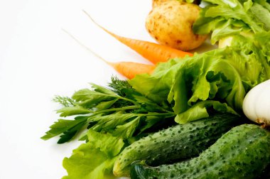 Beyaz yalıtılmış arka planda çeşitli organik sebzeler