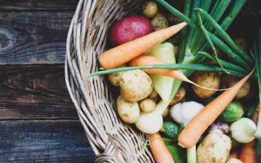 Eski bir sepette taze çiftlik sebzeleri.