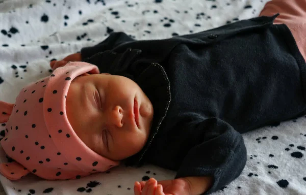 Słodkie Dziecko Moda Dziewczyna Miesiąc Sweter Dżinsy Kapelusz Spanie Łóżku — Zdjęcie stockowe