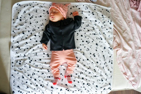 Słodkie Dziecko Moda Dziewczyna Miesiąc Sweter Dżinsy Kapelusz Spanie Łóżku — Zdjęcie stockowe
