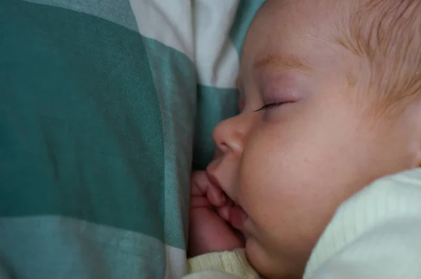 Meses Idade Bebê Dorme Docemente Com Dedos Boca — Fotografia de Stock