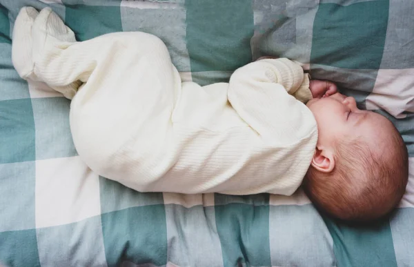 Miesięczne Dziecko Słodko Śpi Palcami Ustach — Zdjęcie stockowe
