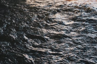 Kara fırtınalı nehrin soyut yüzeyi