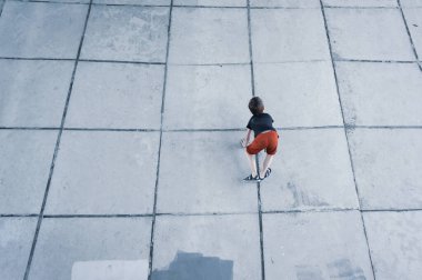 Küçük çocuk beton yapıya tırmanıyor