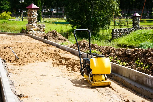 Paver Manual Equilibra Camada Superior Areia Constrói Caminho Prepara Estrada — Fotografia de Stock