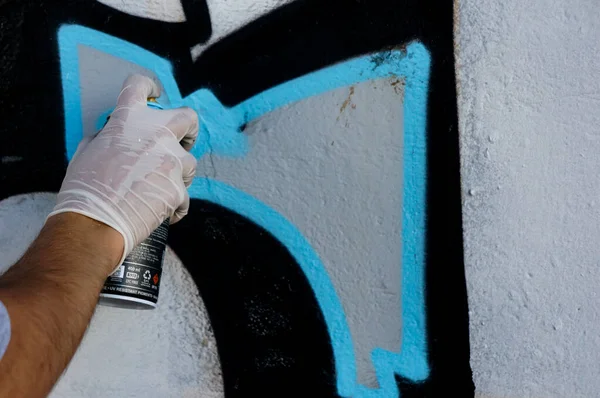 Artista Callejero Pinta Graffiti Colorido Una Pared Común Concepto Arte — Foto de Stock