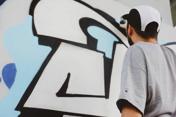 Artista Callejero Pinta Graffiti Colorido Una Pared Común Concepto Arte — Foto de Stock