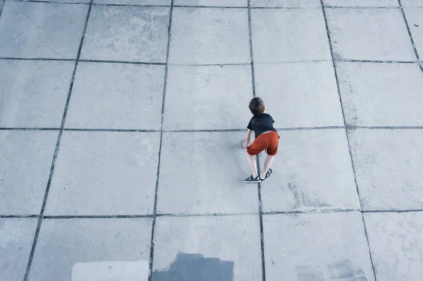 Menino Escalando Estrutura Concreto — Fotografia de Stock