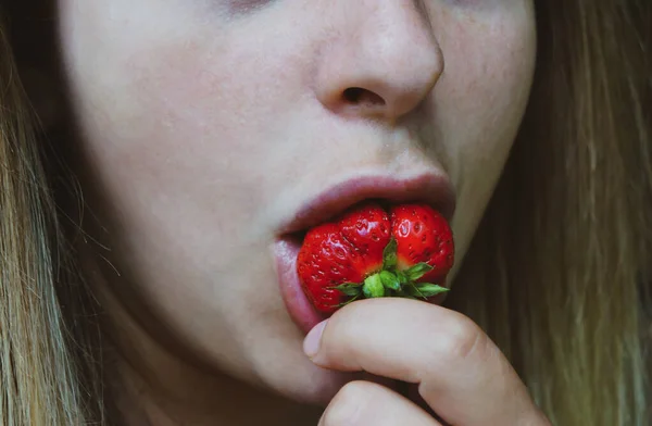 草莓味的食物的味道 快乐的女孩尝草莓 关闭女性嘴唇品尝草莓 甜蜜的快乐 — 图库照片
