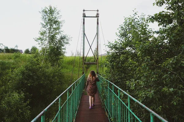 Mädchen Kleid Geht Über Eine Eiserne Brücke Über Einen Fluss — Stockfoto