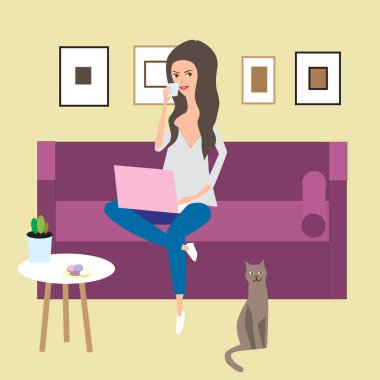 Genç bir kadın kanepede oturuyor ve dizüstü bilgisayarla çalışıyor.. 