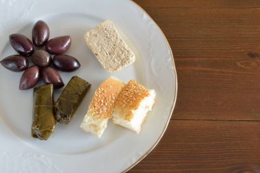 Oruç yemek konsepti zeytin, dolma, halva ve lagana ile