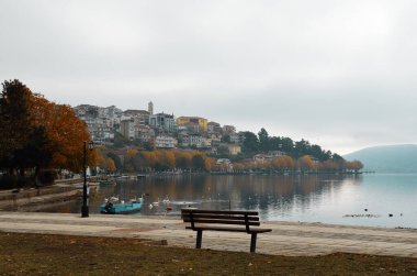 Kastoria göl kenarında bulutlu bir sonbahar günü