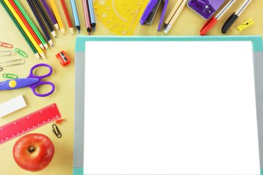 Boş bir Whitebord ve ahşap arka planda okul malzemeleri.