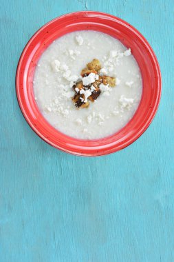 Tahta tahta tahta ekmek, feta satranç ve turkuaz ahşap masada trahana çorbası.