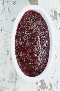 Arka plan olarak ahududu reçeli porselen yemek takımı.