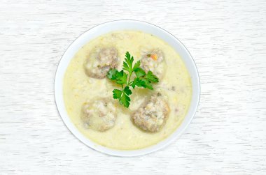 Yunan köftesi çorbası, beyaz ahşap masa üzerinde, 