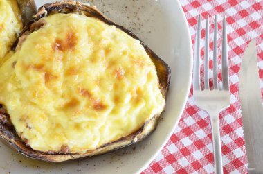 Kırmızı masa örtüsüyle doldurulmuş patlıcanlar.