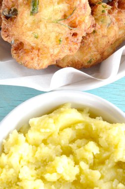 Geleneksel Yunan kroket dolusu morina balığı ve sarımsaklı sos, skordalia olarak bilinir.