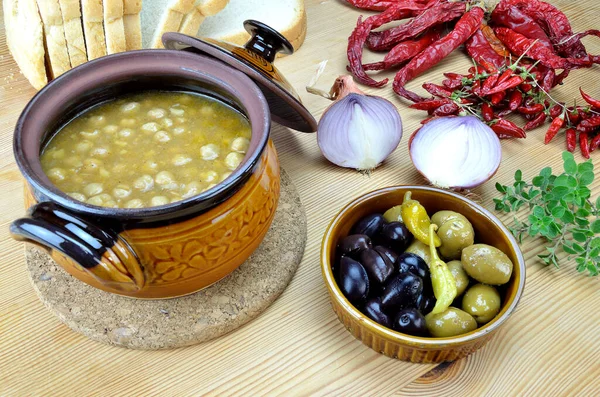 Sopa Garbanzos Aceitunas Verdes Negras Pimientos Rojos Pan Cebolla Orégano —  Fotos de Stock