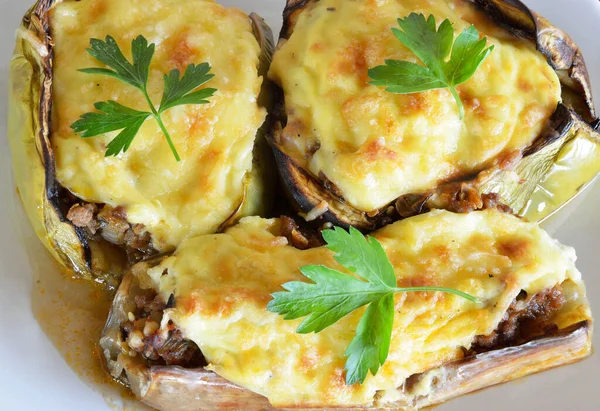 Aubergine Helften Gevuld Met Gehakt Vlees Bechamelsaus Bovenop — Stockfoto