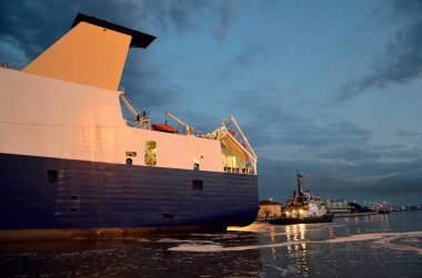 Römorkör limandan gemiye doğru gidiyor.