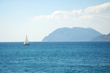 Dalgalı mavi sularda yelkenli