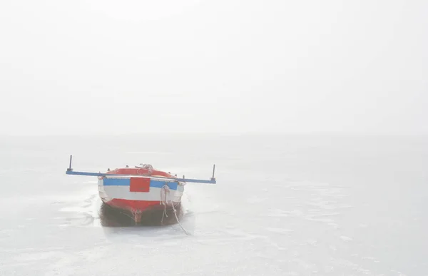 Bateau Pêche Bois Piégé Dans Lac Gelé Dans Matinée Brumeuse — Photo