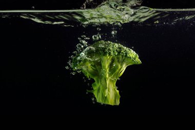 Siyah arkaplanda brokoli sıçraması