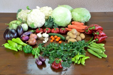 Çeşitli çiğ sebzelerle kompozisyon 