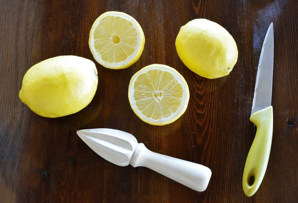 Limones Sin Cera Cuchillo Exprimidor Limón Sobre Mesa Madera — Foto de Stock