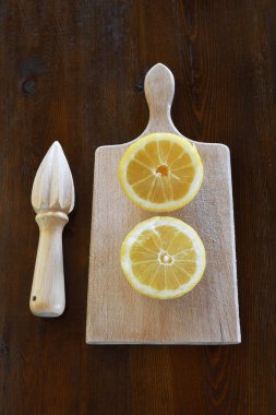 Tahta masada limon ve limon sıkacağı.