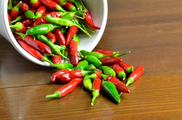 Piros Zöld Csípős Chili Paprika Asztalon — Stock Fotó
