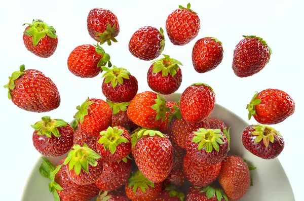 新鲜草莓在空气中 白色背景隔离 — 图库照片