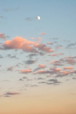 Gün batımında renkli bulutlar